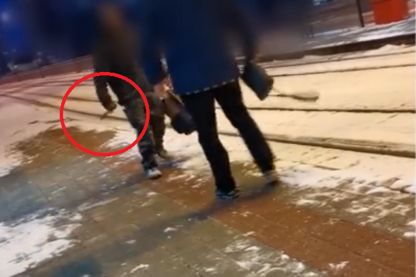 VIDEÓ: Késsel fenyegetőzött egy 30 éves férfi a pozsonyi villamosmegállóban