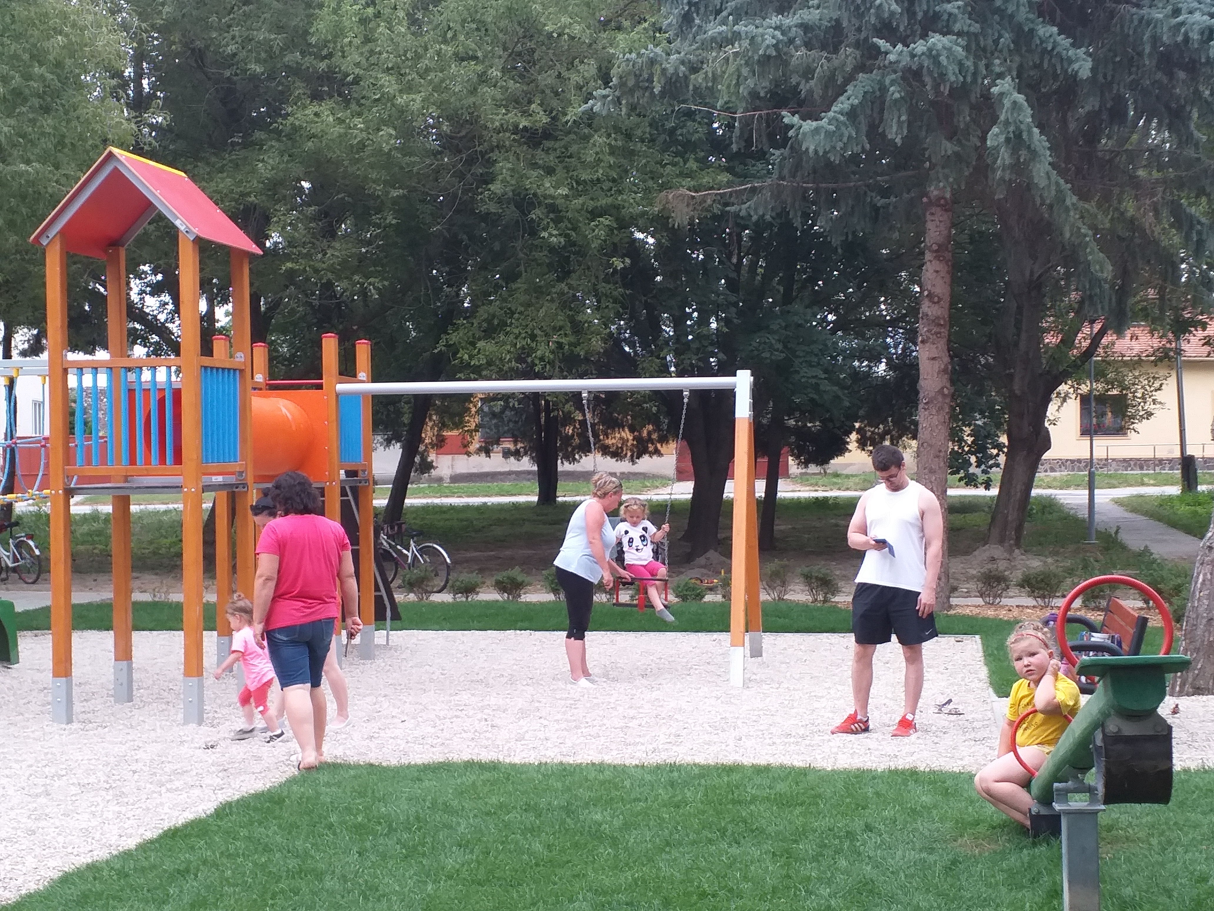 A szülők a jövőben a gyerekek mellett edzhetnek a parkban