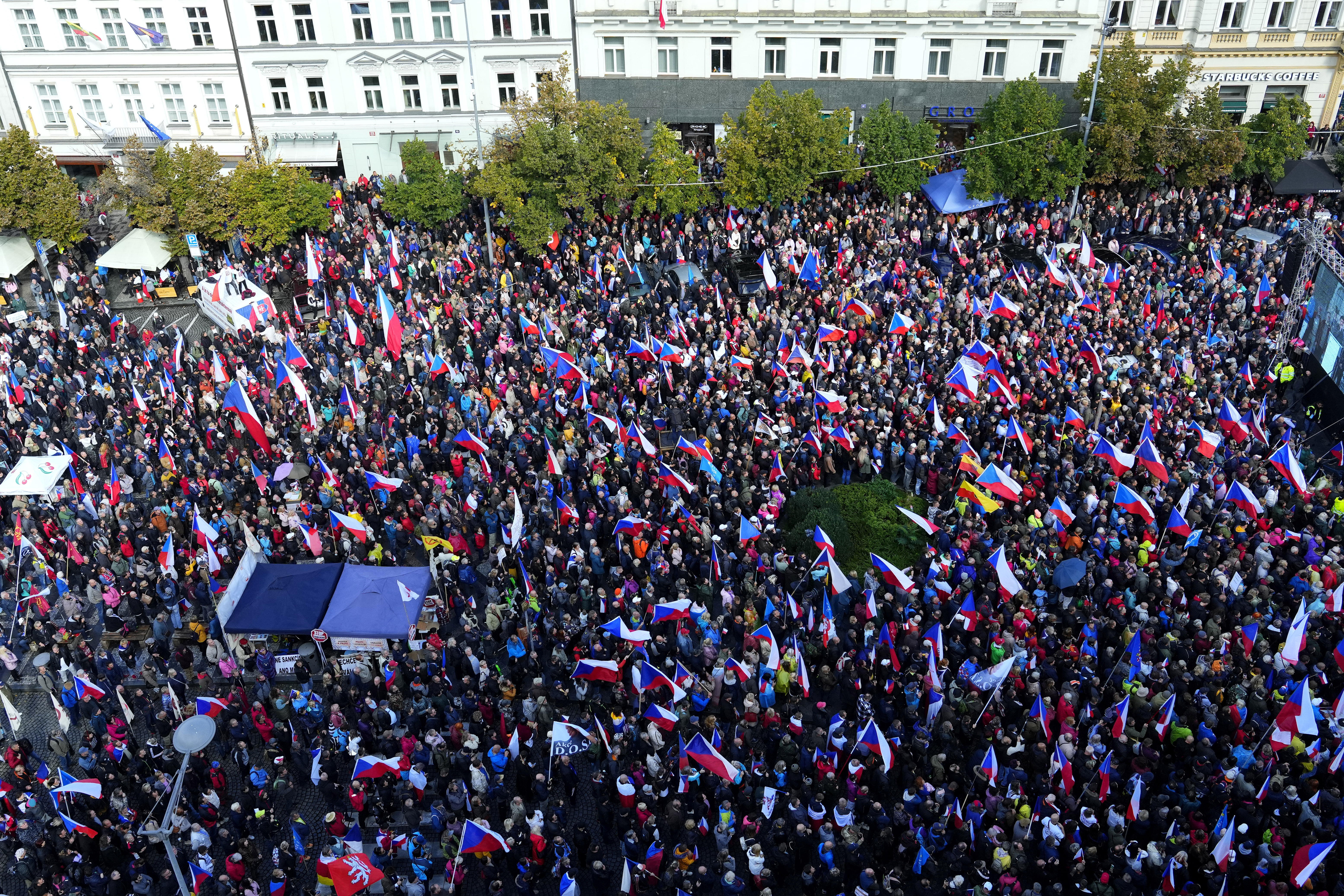 csehország tüntetés k