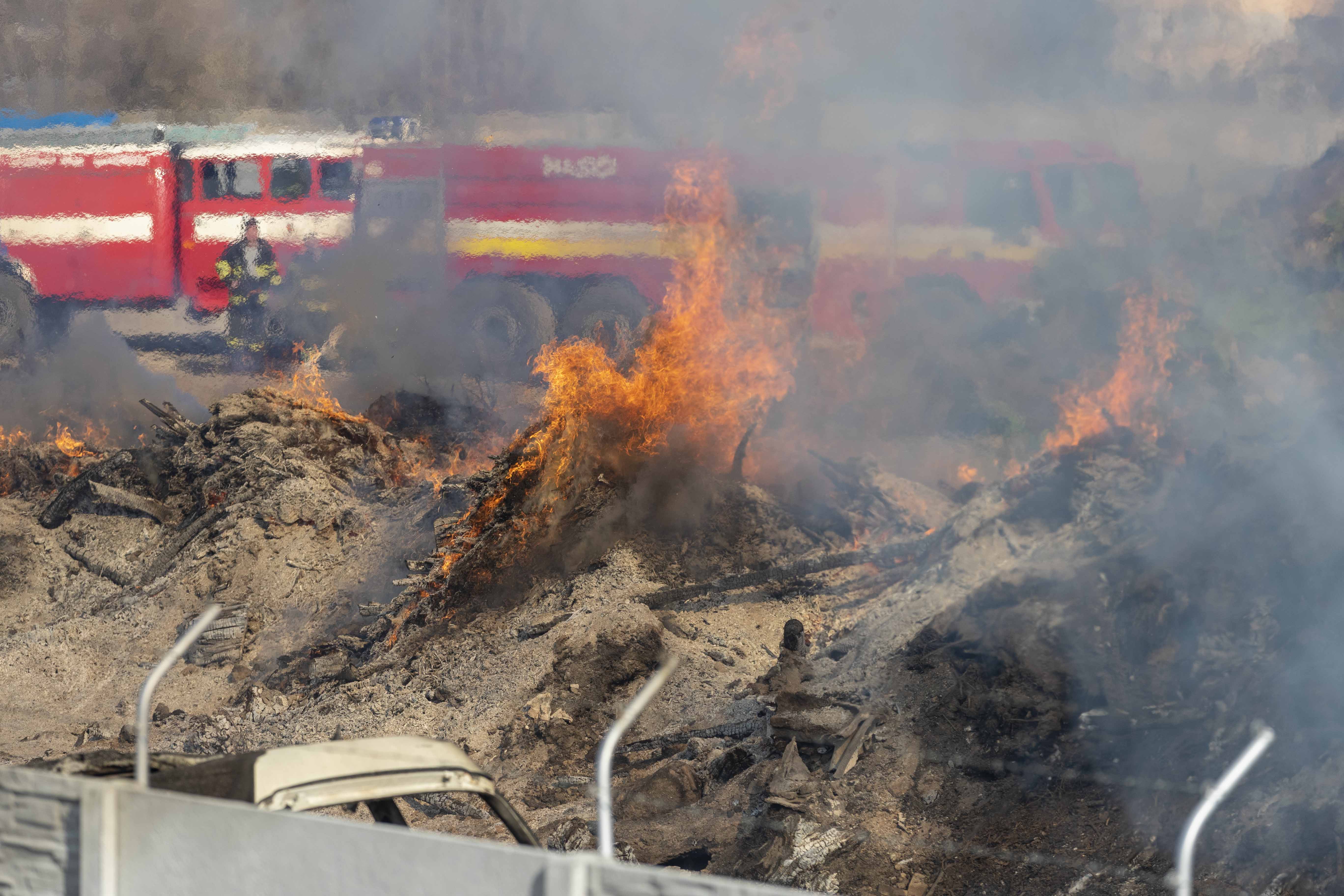 VIDEÓ + GALÉRIA: Biohulladék lángolt Dunaszerdahelyen, három óra alatt fékezték meg a lángokat