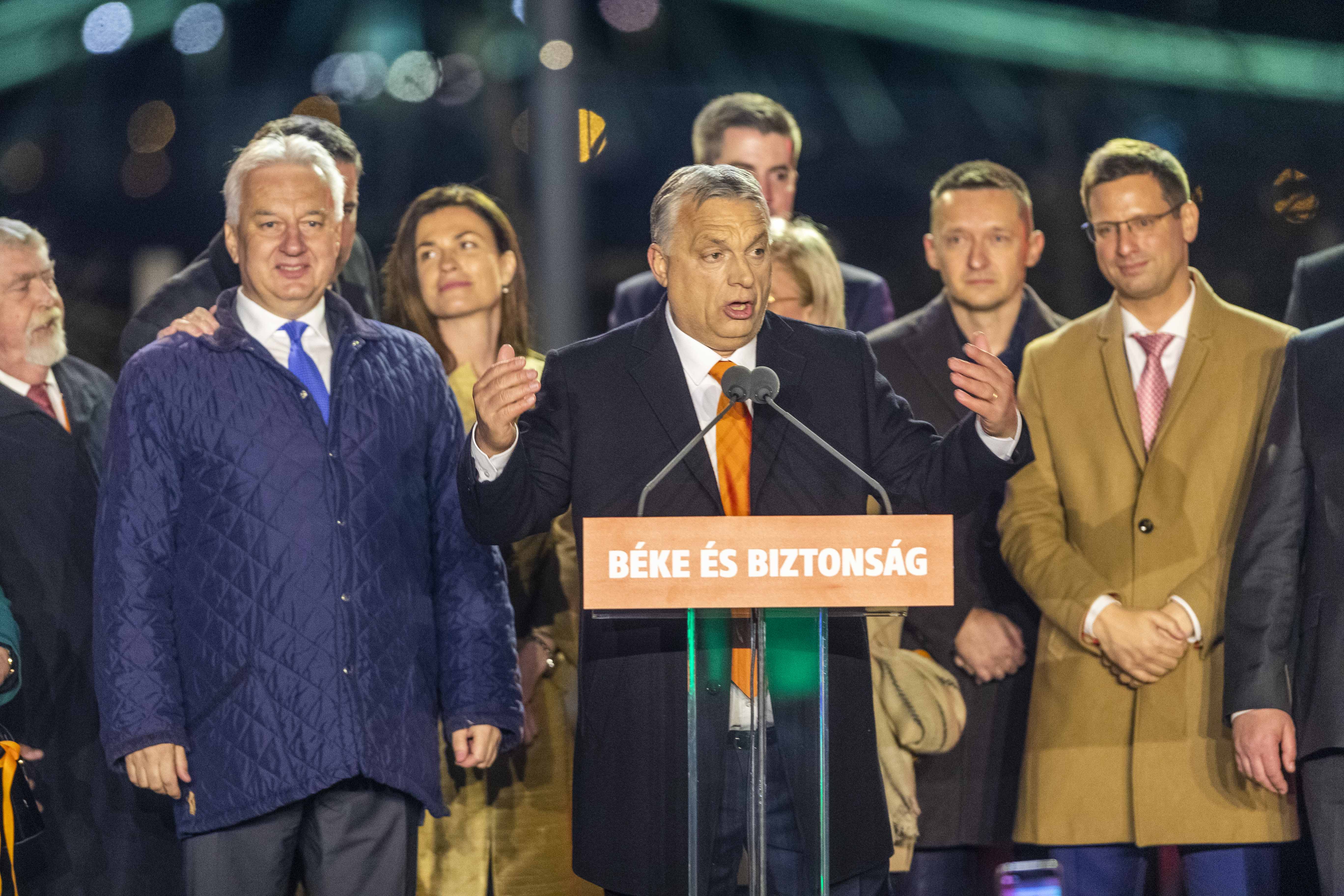 Orbán Viktor, a Fidesz-KDNP pártszövetség vezetője a győzelmi beszédét tartja. (Somogyi Tibor felvétele)