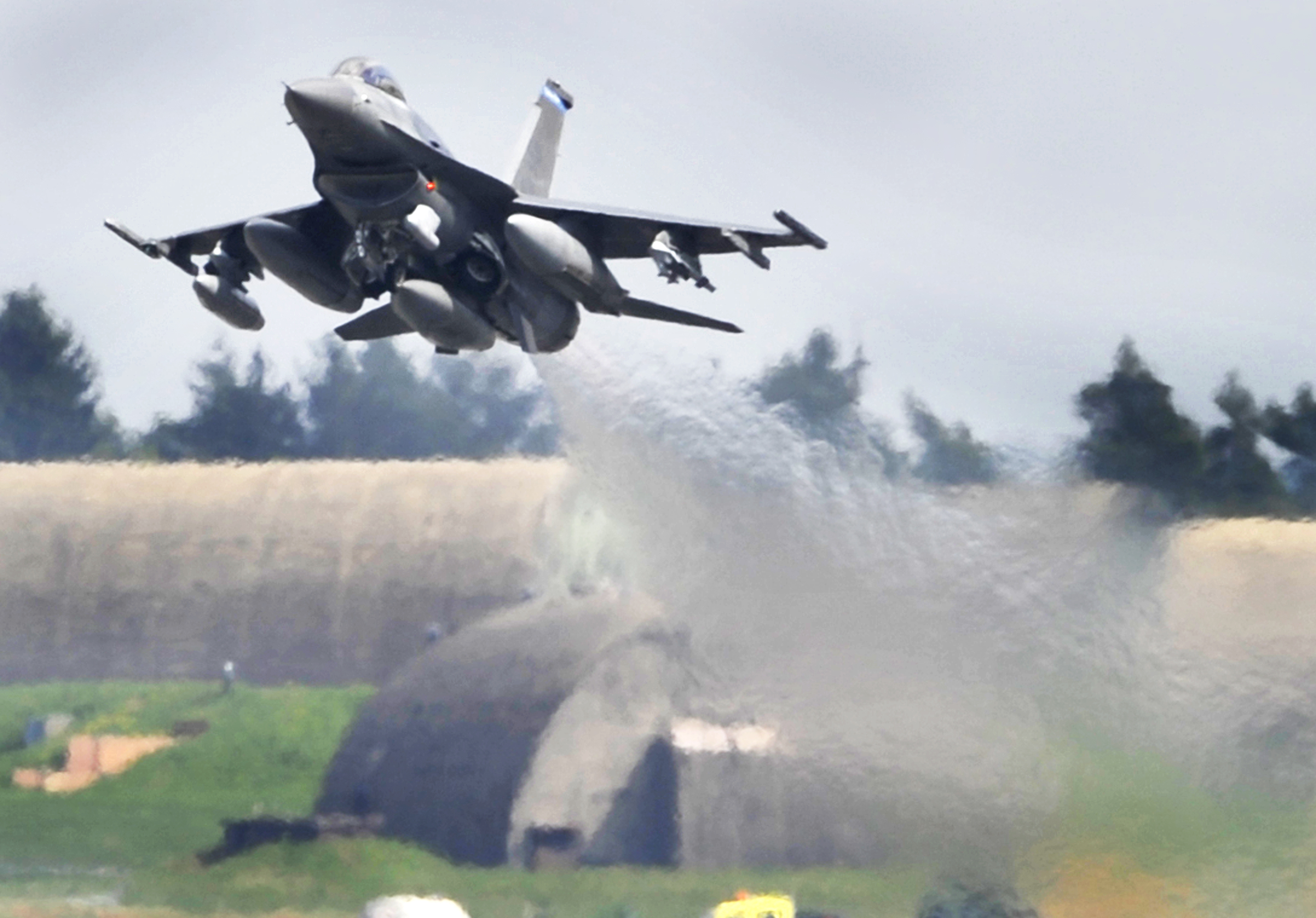 Felszálló F-16-os vadászrepülőgép - TASR-felvétel