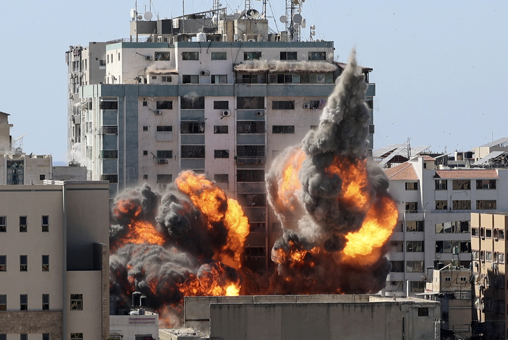 VIDEÓ: Sajtóirodáknak otthont adó toronyházat döntött romba egy izraeli légi csapás a Gázai övezetben