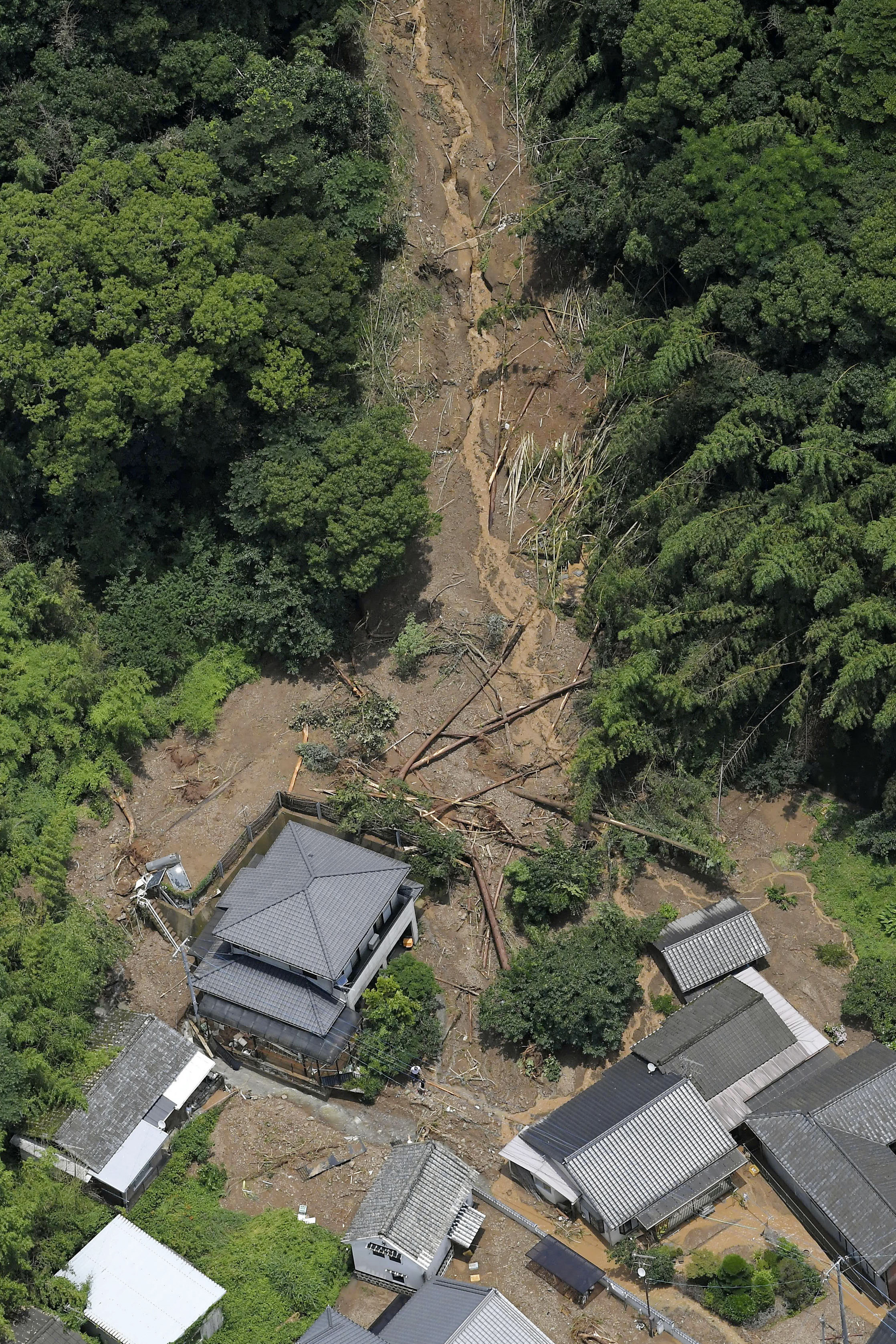 Árvizek és földcsuszamlások Japánban, többen eltűntek