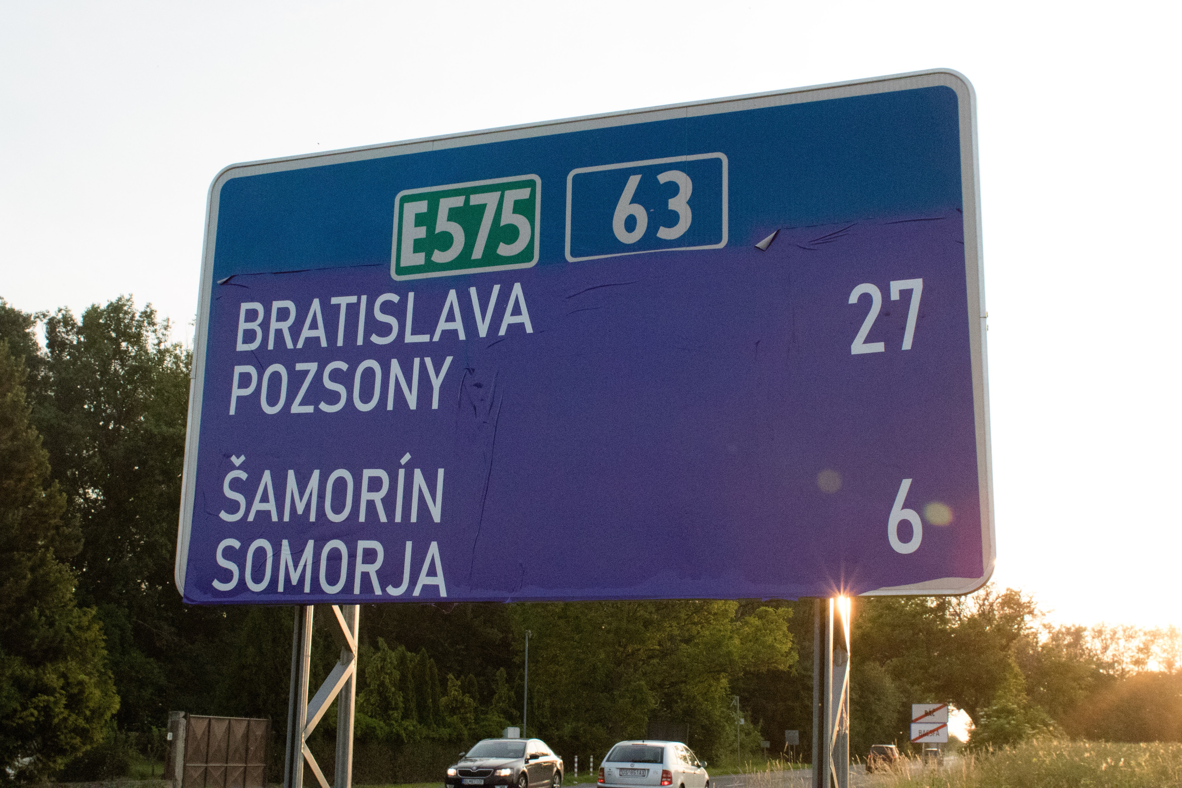 Az aktivisták óriásmatricával kétnyelvűsítették a közlekedési táblát (Fotó: Kétnyelvű Dél-Szlovákia)