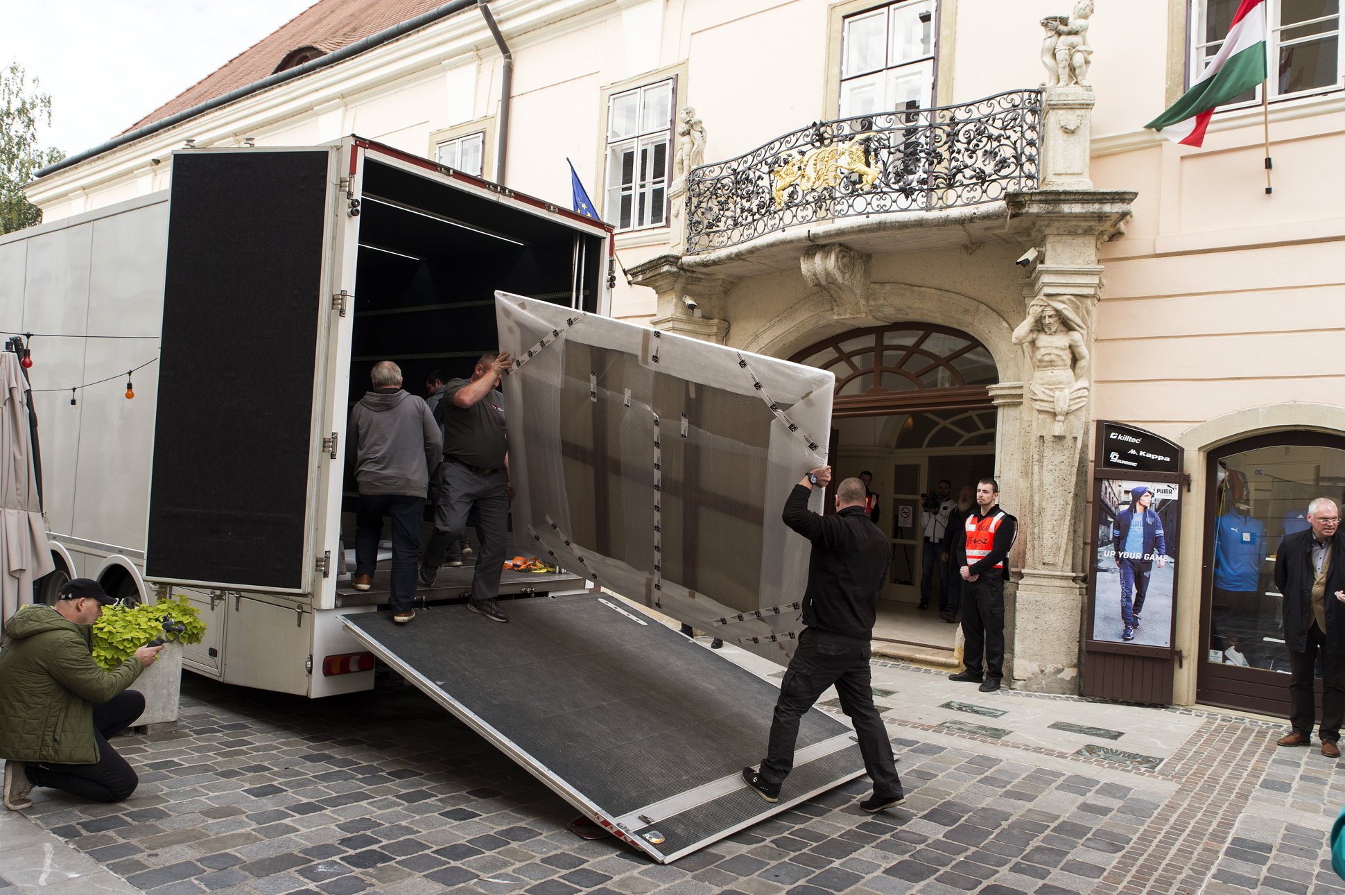 A Munkácsy-kiállítés képeit nagy gondossággal és szigorú biztonsági intézkedések mellett szállították Győrbe. Fotó: MTI