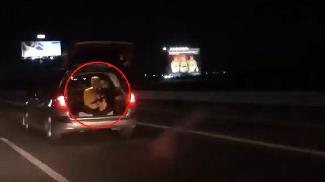 VIDEÓ: nyitott csomagtérben utazott az autópályán