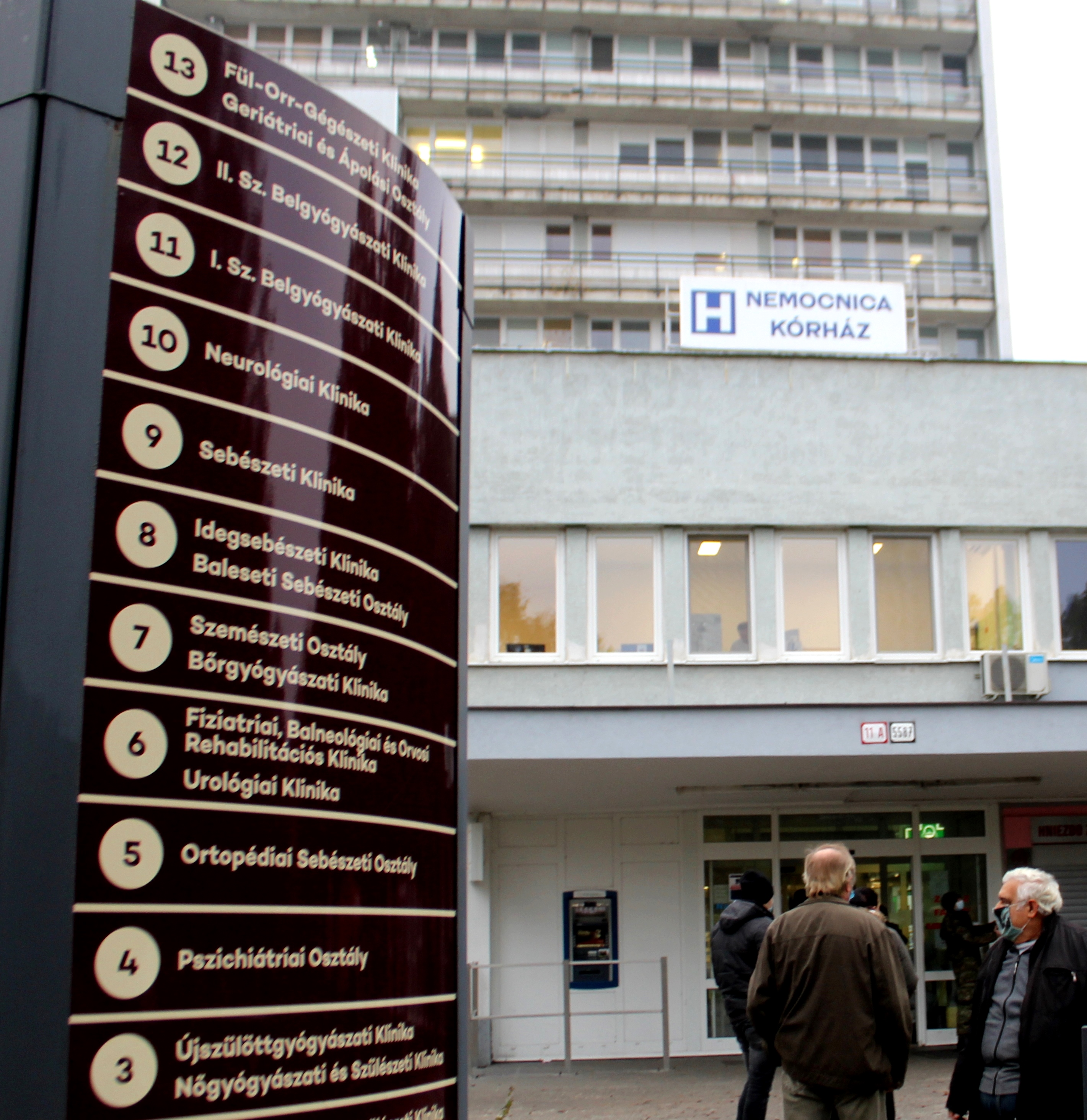 A tömeges felmondás a magyarlakta régiókban lévő kórházakat is érinti, az érsekújvári intézményben például 50 egészségügyi dolgozó jelentette be a távozását