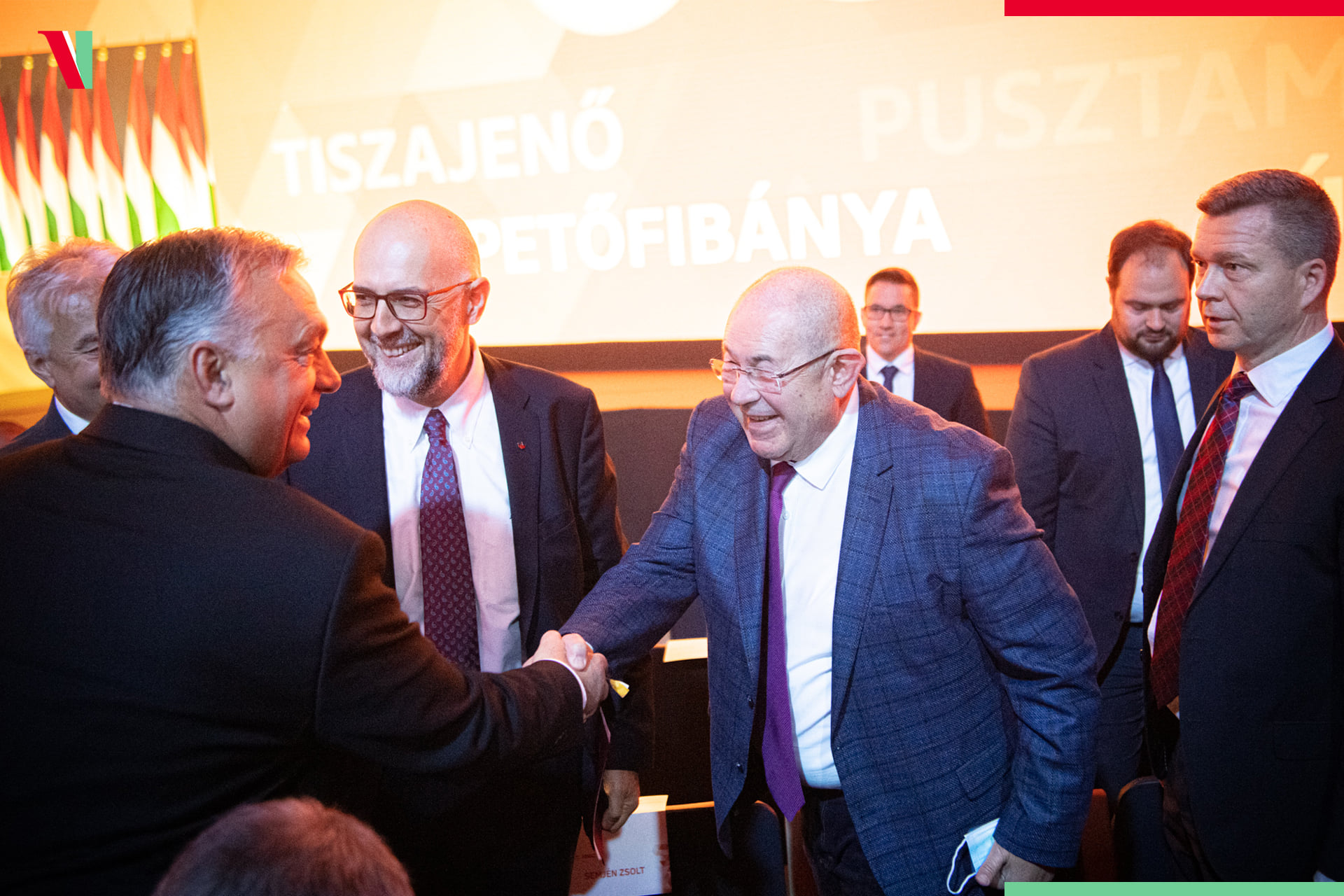 A Fidesz kongresszusán a határon túli pártok vezetői is jelen voltak. Orbán Viktorral a vajdasági Pásztor István fog kezet, mellette Forró Krisztián. Kelemen Hunor (RMDSZ) pedig a kép bal oldalán látható (Orbán Viktor Facebook-oldala)