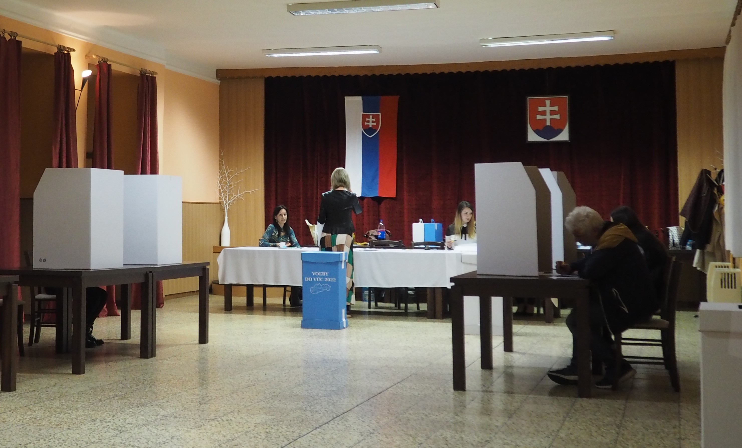 Ekecs 3-as számú szavazóhelyiségében az urnazárás előtt egy órával már kevesebben jöttek (A szerző felvétele)