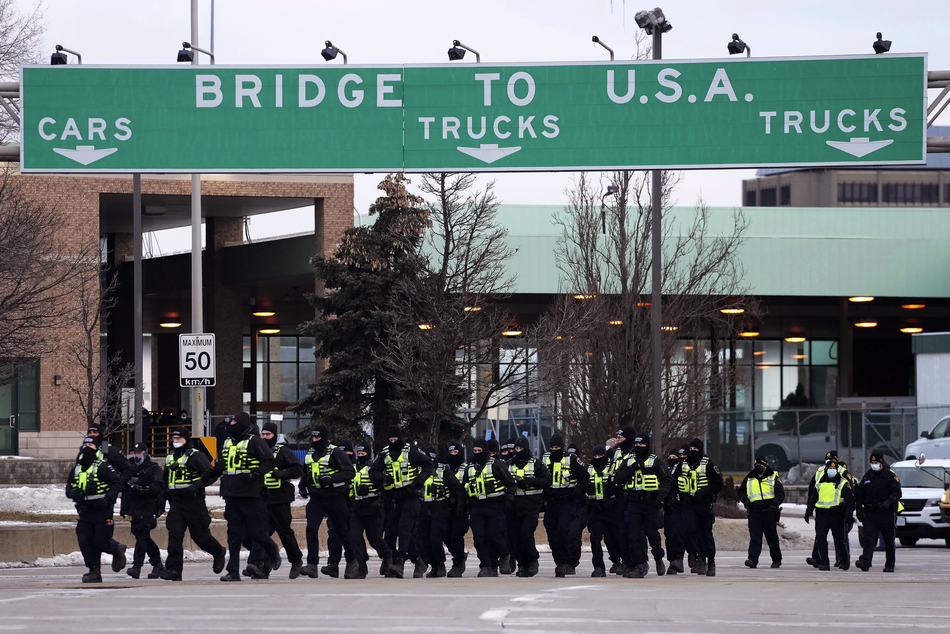 Kiszorították a tüntetőket a kanadai-amerikai határhídról, de az továbbra is le van zárva