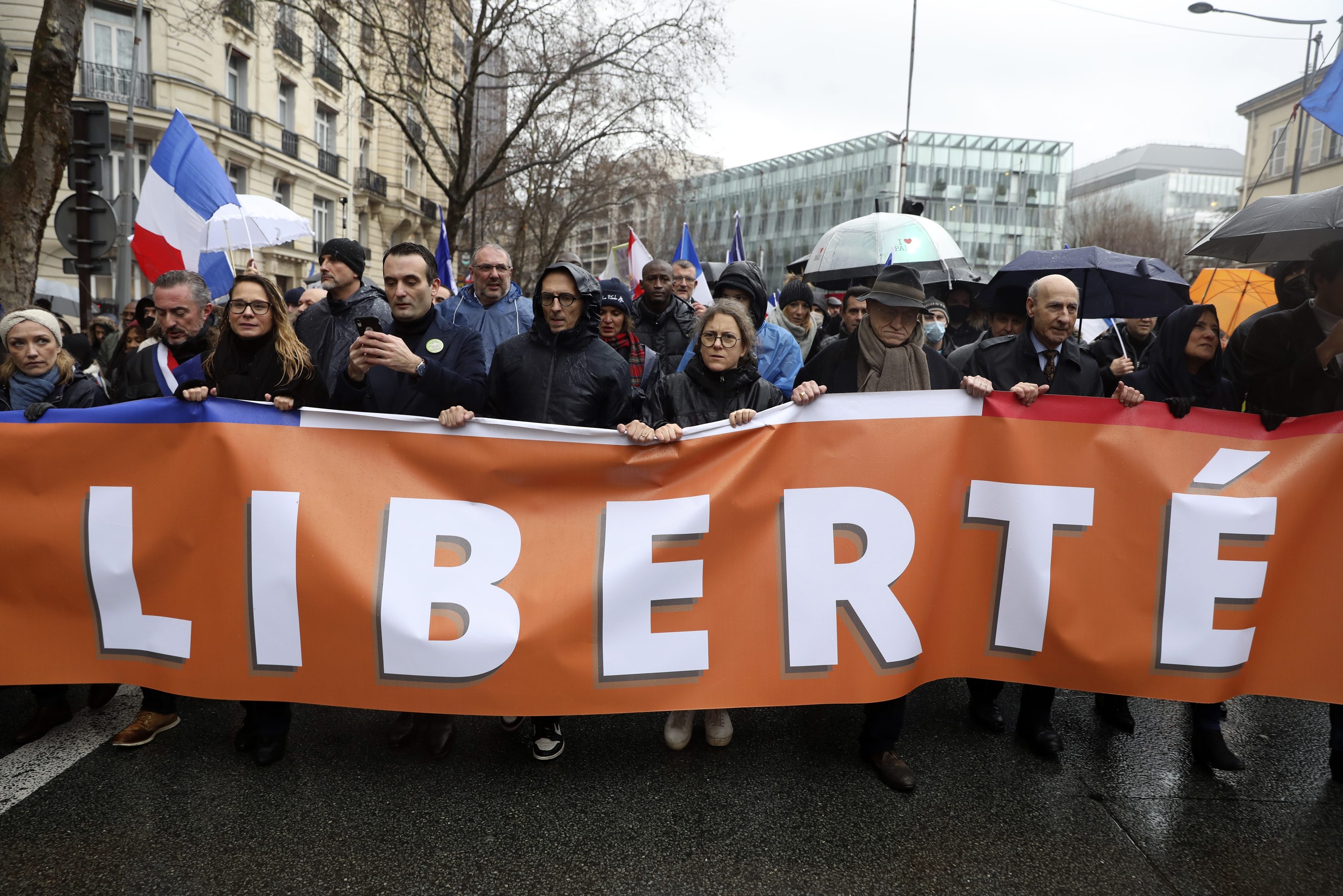 koronavírus Franciaország tüntetés