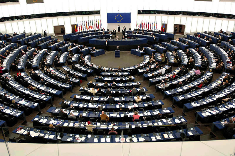 Egyperces csenddel emlékezett az Európai Parlament a brüsszeli áldozatokra