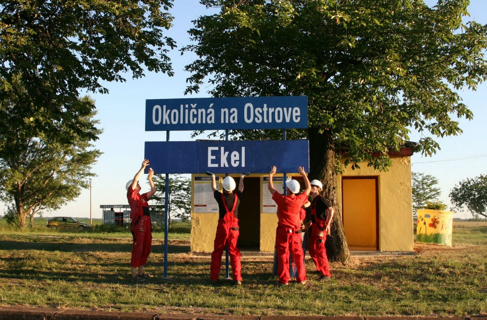 Tíz évvel ezelőtt, 2012 júniusában anonim aktivisták kétnyelvűsítették a többségében magyarok lakta Ekel község vasútállomását. (Fotó: Kétnyelvű Dél-Szlovákia • Dvojjazyčné Južné Slovensko)