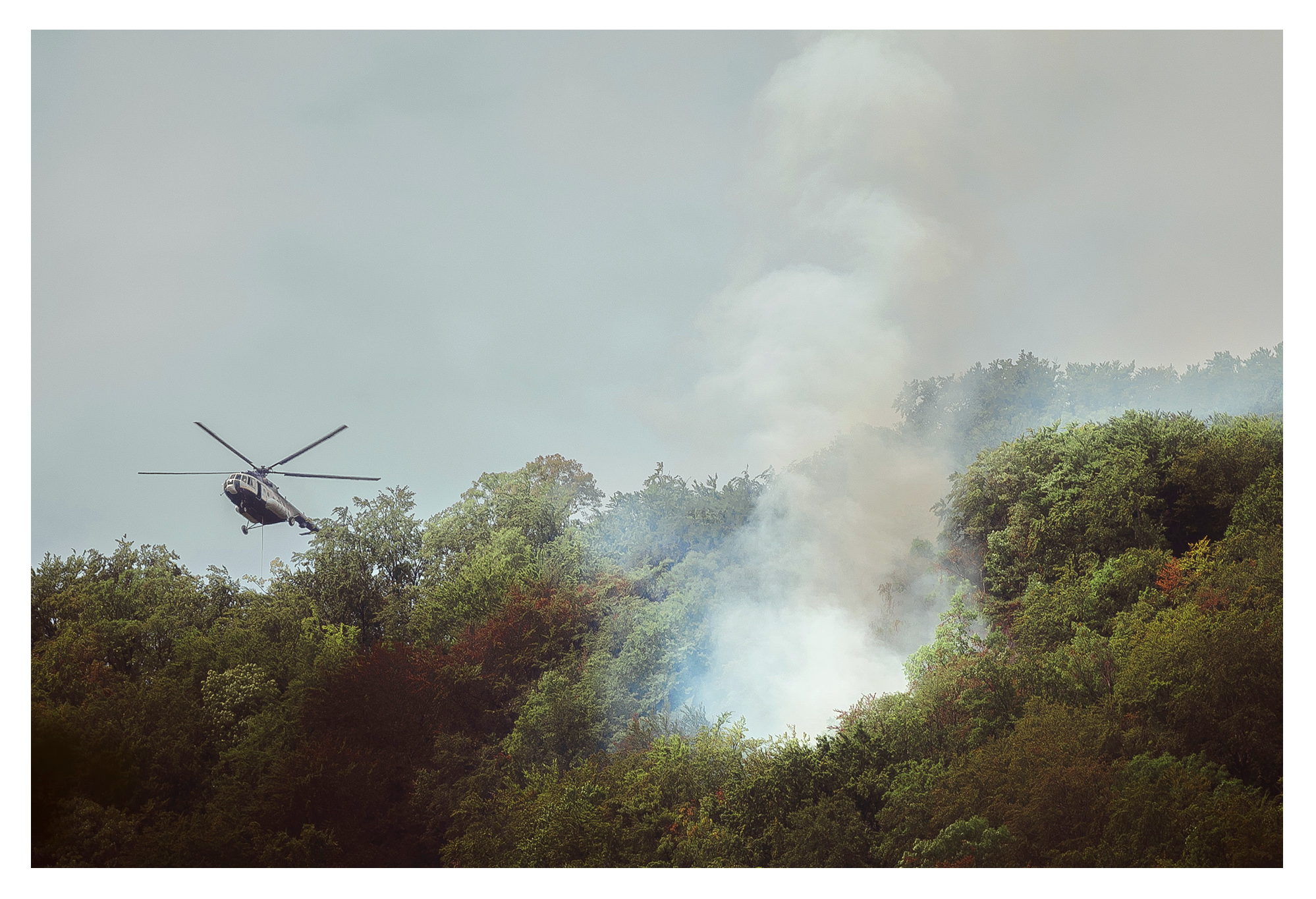 Az oltást a földről és a levegőből is végzik, kedden egy helikopter segítségével vitték fel a hegygerincre a felszereléseket 