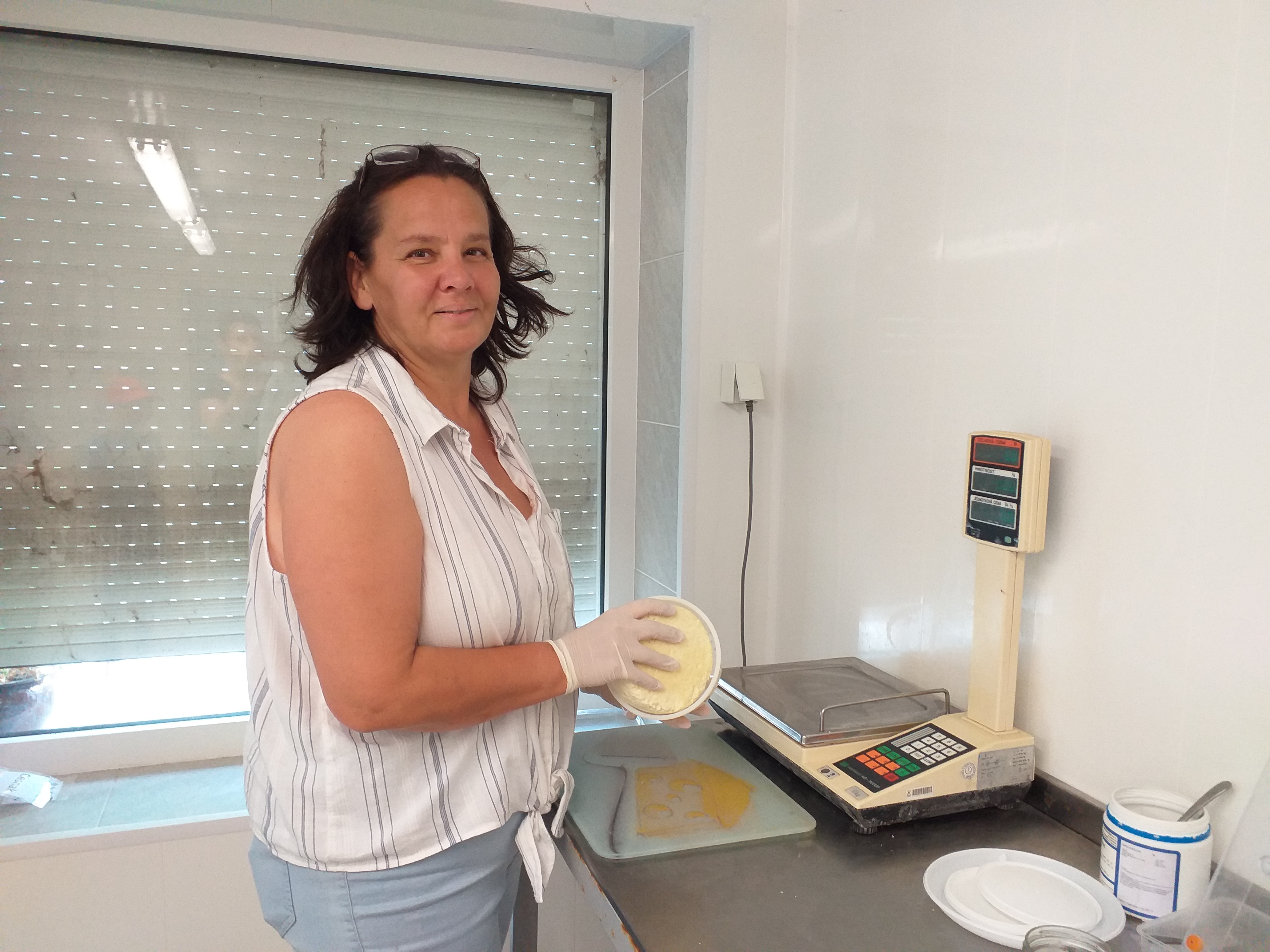 Czadró Katalin a sajtkészítő műhelyben, melyet önerőből alakítottak ki
