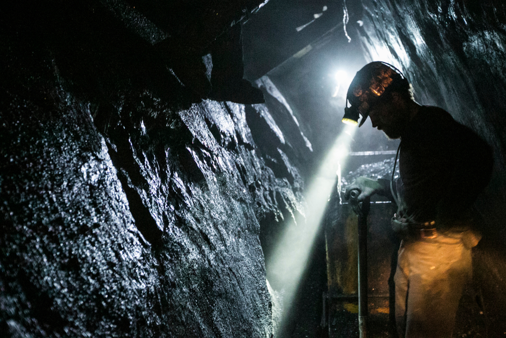 Metánrobbanás történt egy lengyelországi bányában, 10 bányász a mélyben ragadt