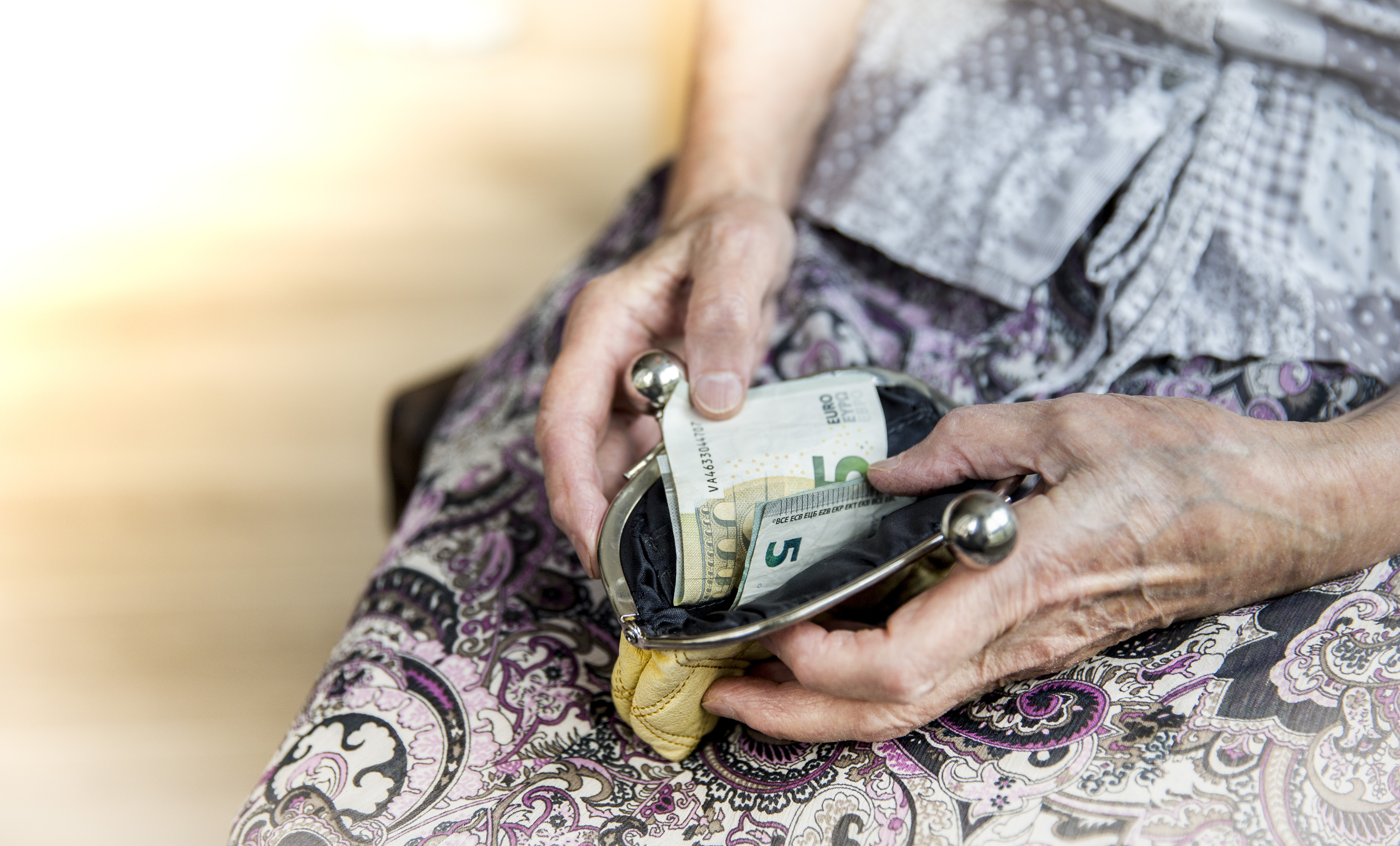 87 euróval több marad a nyugdíjasok zsebében