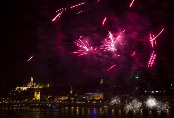 Budapesten megtartották a tűzijátékot, több vidéki városban elmaradt a látványosság