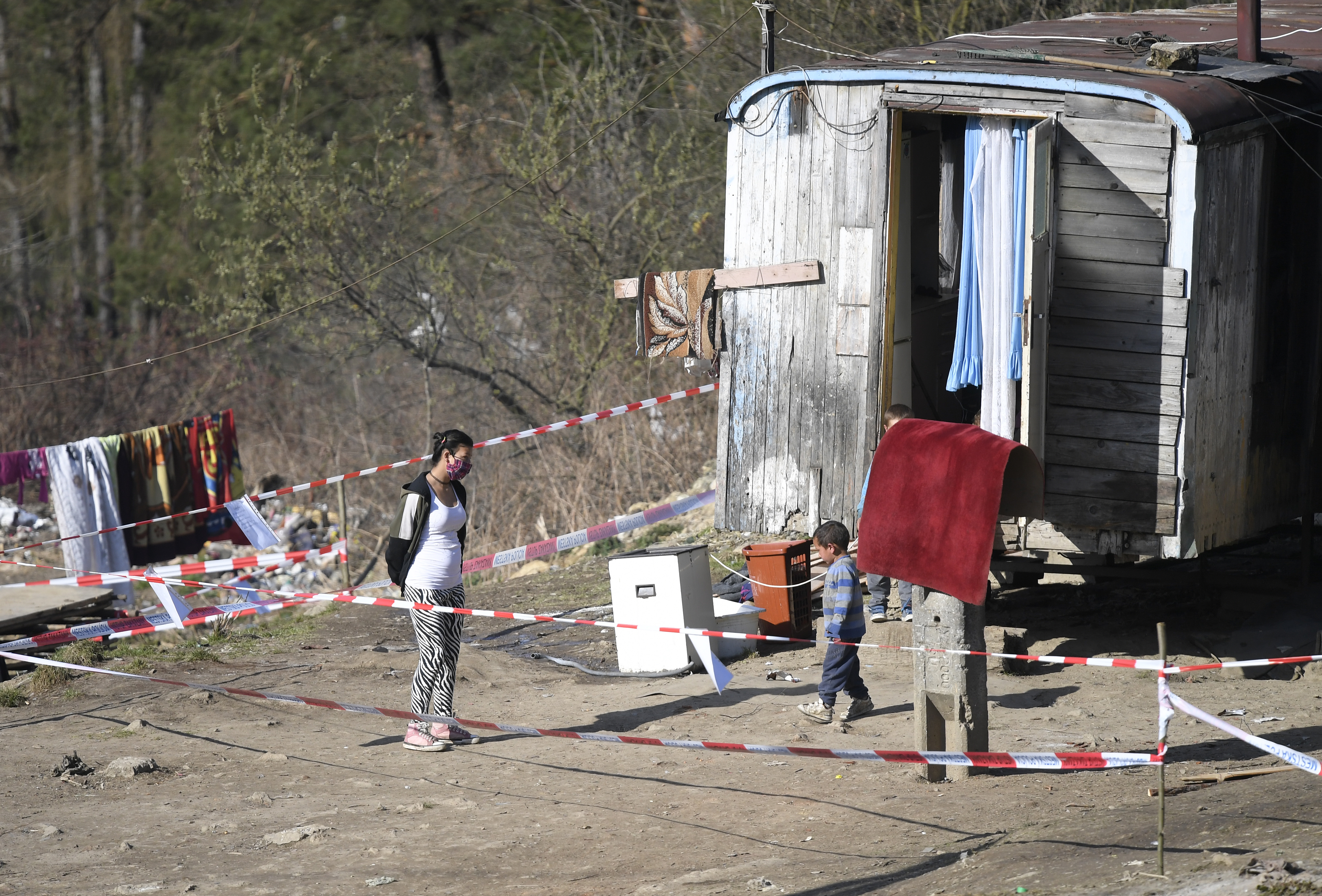 A fertőzött személyeket az állam által fenntartott karanténközpontokba szállítják a roma telepekről (TASR-felvétel)