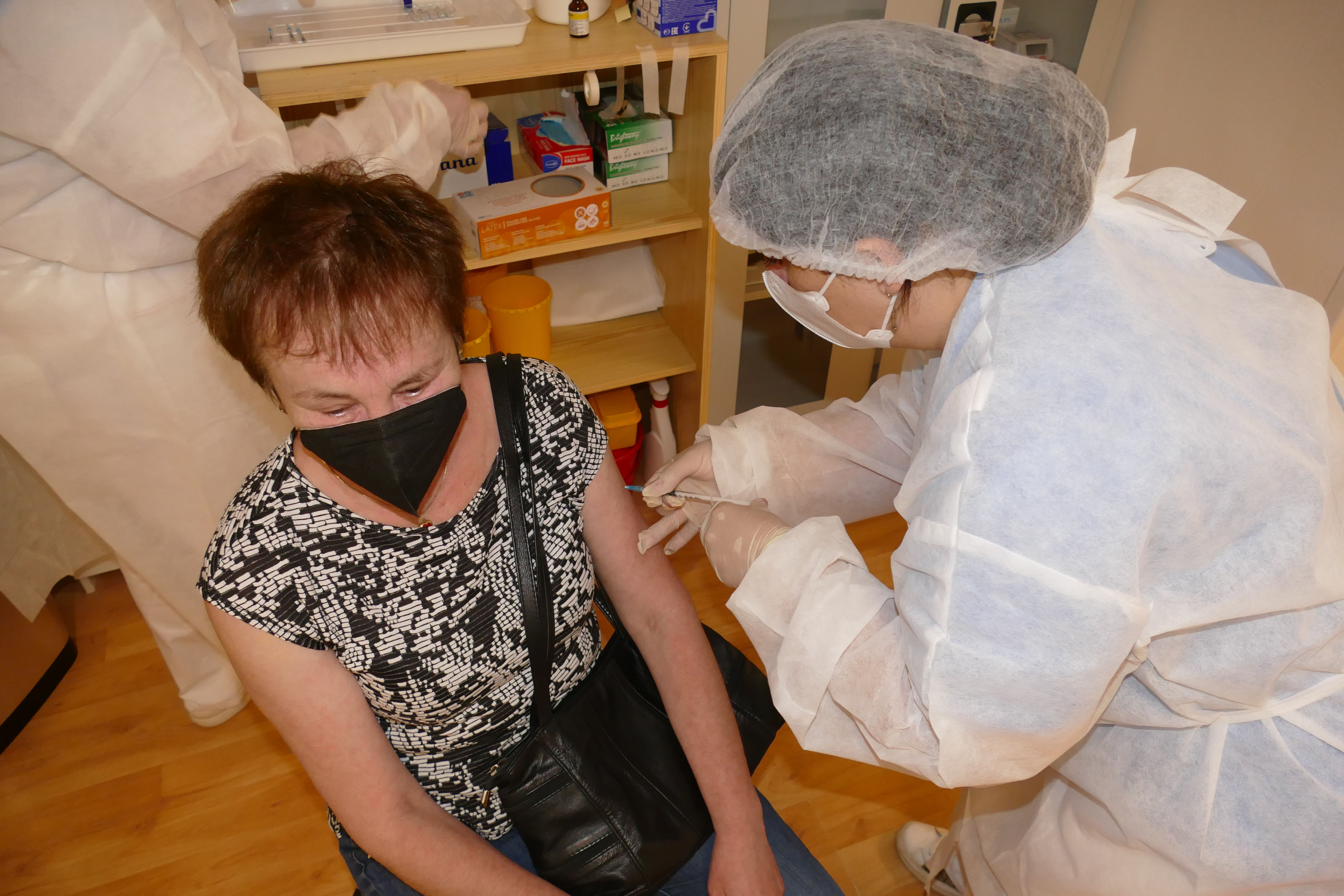 Tegnap Pozsonyban és Zsolnán kezdték meg az unióban nem regisztrált Szputnyik V-vakcinával való oltást, ezzel Szlovákia Magyarország után a második EU-tagállam, ahol az orosz oltóanyagot használják. A beoltottak közül többen azt mondták, azért vártak a Sz