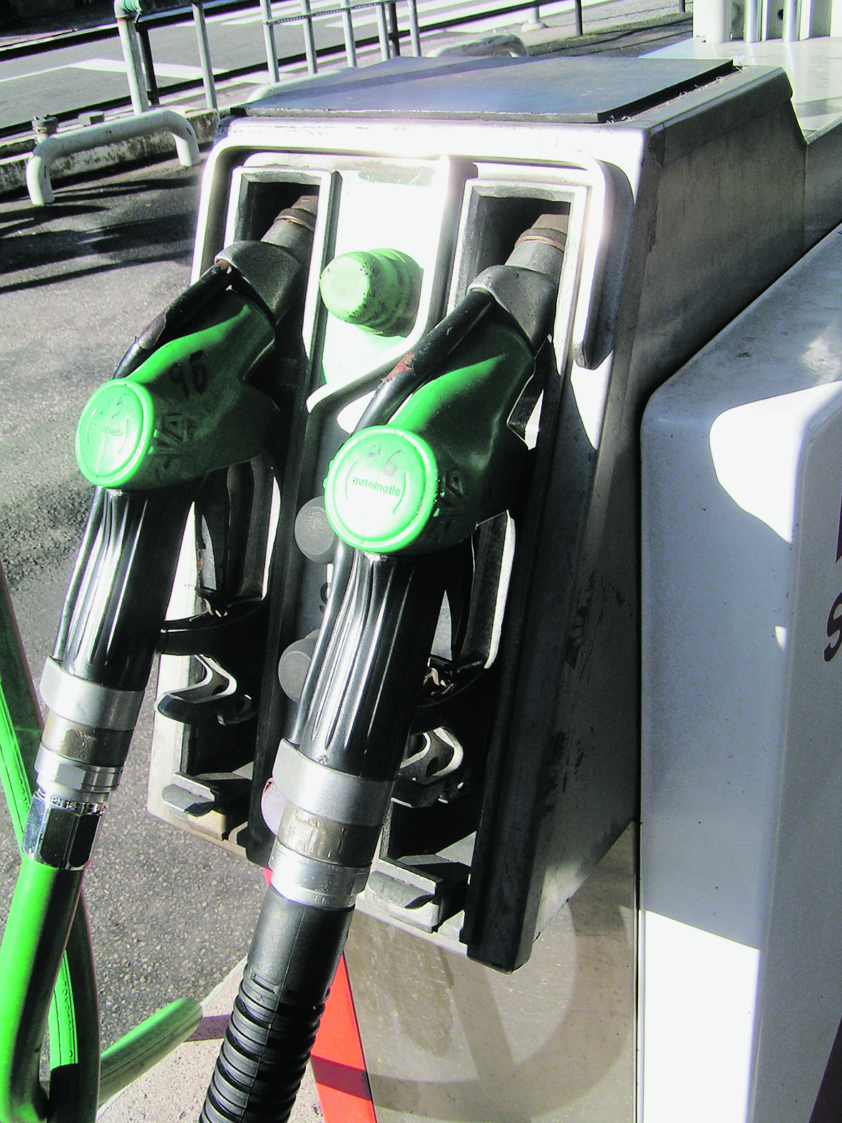 A gázolaj ára becslések szerint tartósan a benzin ára alatt marad