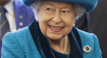 Erzsébet királynőnek van egy titkosított mobilja, amit csak a következő két embernek vesz fel: 