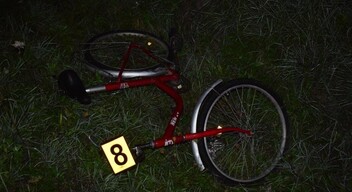 Sötétben tolta maga mellett a biciklit az út szélén, halálra gázolták