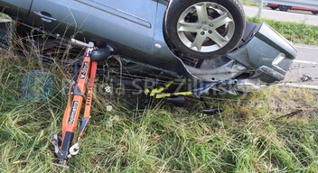 Két autó ütközött – a tetejére borult jármű egy biciklist is elsodort