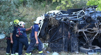 Árokba borult egy autóbusz Magyarországon, legalább nyolcan meghaltak-1