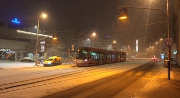 Az önkormányzat arra figyelmeztet, hogy a hó miatt akadozhat a forgalom, késések és fennakadások lehetnek a tömegközlekedésben.-2