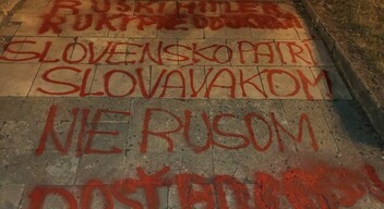 Vörös festékkel mázoltak össze egy szovjet emlékművet