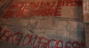 Vörös festékkel mázoltak össze egy szovjet emlékművet