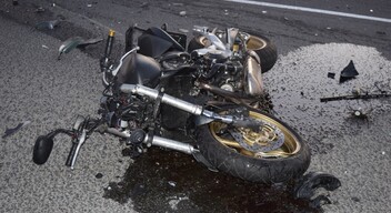 Súlyos baleset Sárosfánál – Egy személyautó és egy motor ütközött (+FOTÓK!)