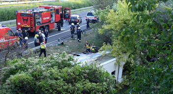 Árokba borult egy autóbusz Magyarországon, legalább nyolcan meghaltak-3