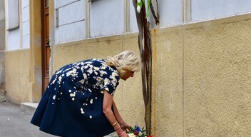 Jill Biden lerótta tiszteletét Ján Kuciak és Martina Kušnírová emlékműjénél (FOTÓK!)
