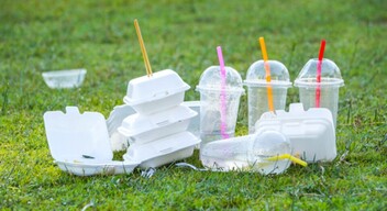 December 1-jétől lép hatályba a törvénymódosítás, ami betiltja több műanyageszköz használatát. 