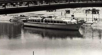 A Hajóregiszter szerint a kép 1961-ben készült a győri vízibuszról. A Rába két óránként indulhatott Vénekig, de mentek vele Gönyűre, Esztergomba és Visegrádra is. Fotó: Régi Győr 