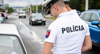 "A rendőrség a közeljövőben fotó távcsövek beszerzését tervezi, amelyek segítségével a rendőrök felismerhetik a mobiltelefon használatát a volán mögött, vagy akár azt is, hogy a sofőr visel-e a biztonsági övet" - mondta Tomáš Vrábel, a közlekedésrendészet igazgatója. Az új radar még sötétben is érzékeli a sofőrt, és akár három sávot is képes figyelni. 