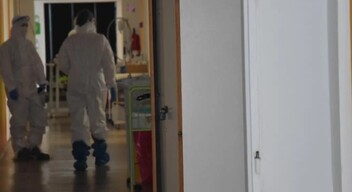  A kórházi betegek megnövekedett számát először a felsővízközi (Svidník) kórházban regisztrálták, ahol a betegség már a személyzet tagjait is érinti.-2