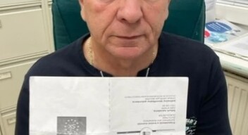 A 65 éves Peter Ďurčo orvos közölte, hogy három oltást kapott, de az NCZI adatbázisában ezt nem jelölték, így csak 100 euróra jogosult. 