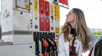 A benzin ára már szeptemberre csökkenhet – közölték a Dáta bez pátosu elemzői. Hozzátették, hogy egy hordó olaj ára 100 dollár alá csökkent. Az orosz Urál olaj az árcsökkenéssel lemarad néhány napot, de a következő hetekben behozza a lemaradást.