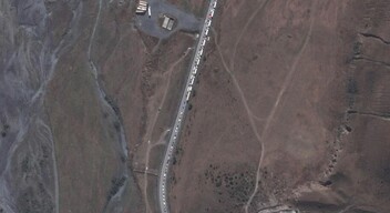 Hétfőn a Maxar Technologies az orosz-grúz határról közölt műholdképeket, amelyek azt mutatják, hogy a menekülők száma nem csökken. A felvételeken személyautókból és teherautókból kialakult kocsisorok láthatók, amelyek a Verhnij Lars határátkelő előtt állnak. 
