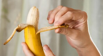 A banánban sok fontos anyag van, de éhgyomorra fogyasztva a magnézium- és káliumszint ingadozását vagy emelkedését okozhatja, ami terhet jelent a szívnek. A szakértők szerint inkább ebéd után fogyasztjuk!-1