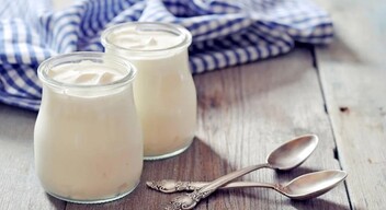 A joghurt tejből készül erjesztéssel, a folyamatban pedig hasznos és egészségvédő baktériumok vesznek részt. A joghurt így javítja a a bél mikroflóráját  Az egészségre gyakorolt maximális előnyök elérése érdekében vásároljon hasznos baktériumokat tartalmazó joghurtokat.