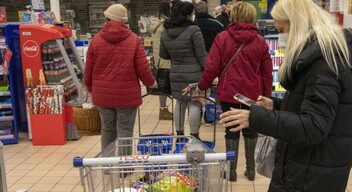 Az áruházak azt állítják, hogy csökkentenék az árakat, ha a kormány csökkentené az élelmiszerek áfáját, amely a legmagasabb a V4-országokban és az egyik legmagasabb az EU-ban.