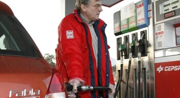 A nafta továbbra is drágul a benzinhez képest. A múlt héten a 95-ös oktánszámú benzin literjét átlagosan 1,776 euróért, a naftáét 1,797 euróért tankolhatták az autósok. Ez azt jelenti, hogy egy dízelautó tulajdonosa egy euróval drágábban veszi az üzemanyagot egy 50 literes tankolásnál. 