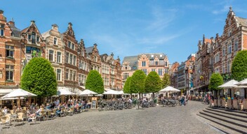Leuven egy elbűvölő város Belgium középső részén, és az év bármely szakában tökéletes hely egy akciódús városnézésre. A két bűncselekmény, amely miatt az embereknek leginkább aggódniuk kell, a vandalizmus és a lopás, bár egyik sem fordul elő gyakran. A város sokszínű, és szinte mindenhová el lehet jutni gyalog vagy kerékpárral.
