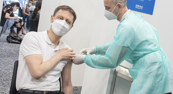 GALÉRIA: Heger megkapta a koronavírus-oltás első dózisát-1