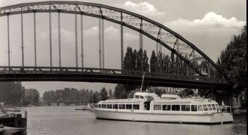 Egy 1962-es kép a Vácon gyártott győri vízibuszról. A hajót 1991-ben átépítették, 2008-tól Gemenc néven szolgálja a rezervátumot. 